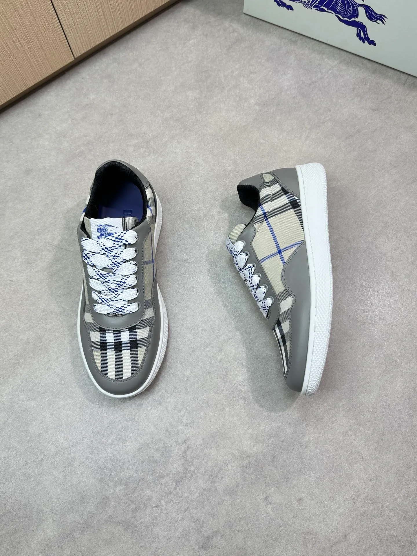 Men's shoes 💰P420💰[BURBERRY] Burberry - High-end quality original 🔍🔍🔍casual sports sneakers - Upper: imported 🔝 Napa calfskin, brand totem cloth, tongue brand cloth label - Lining: brand canvas, foot pad; water-dyed cowhide - Outsole: ultra-light TPR rubber; two-color molded outsole -Ultra-high quality control and fine workmanship: outstanding (high-end, extravagance, class) -Size: 38-44 (45 for men, can be customized)